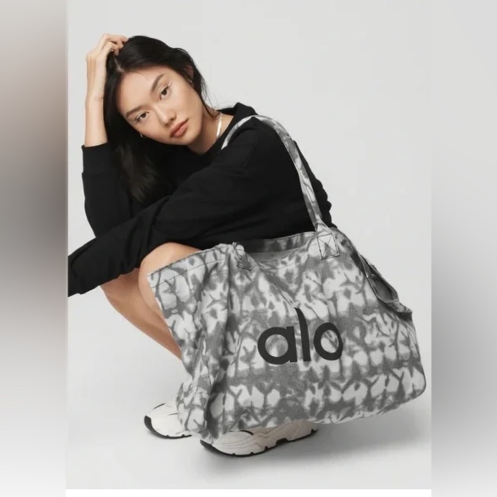 ALO Yoga Tie Dye Gray Shopper Oversized Beach Tote Bag Gray & Black - Picture 2 of 9